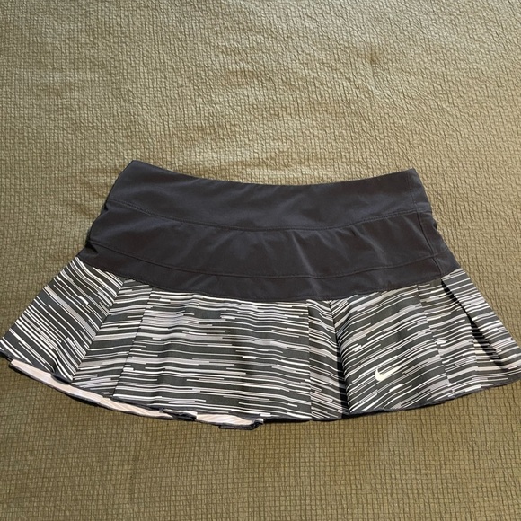 Nike Dresses & Skirts - Women’s Nike active skort